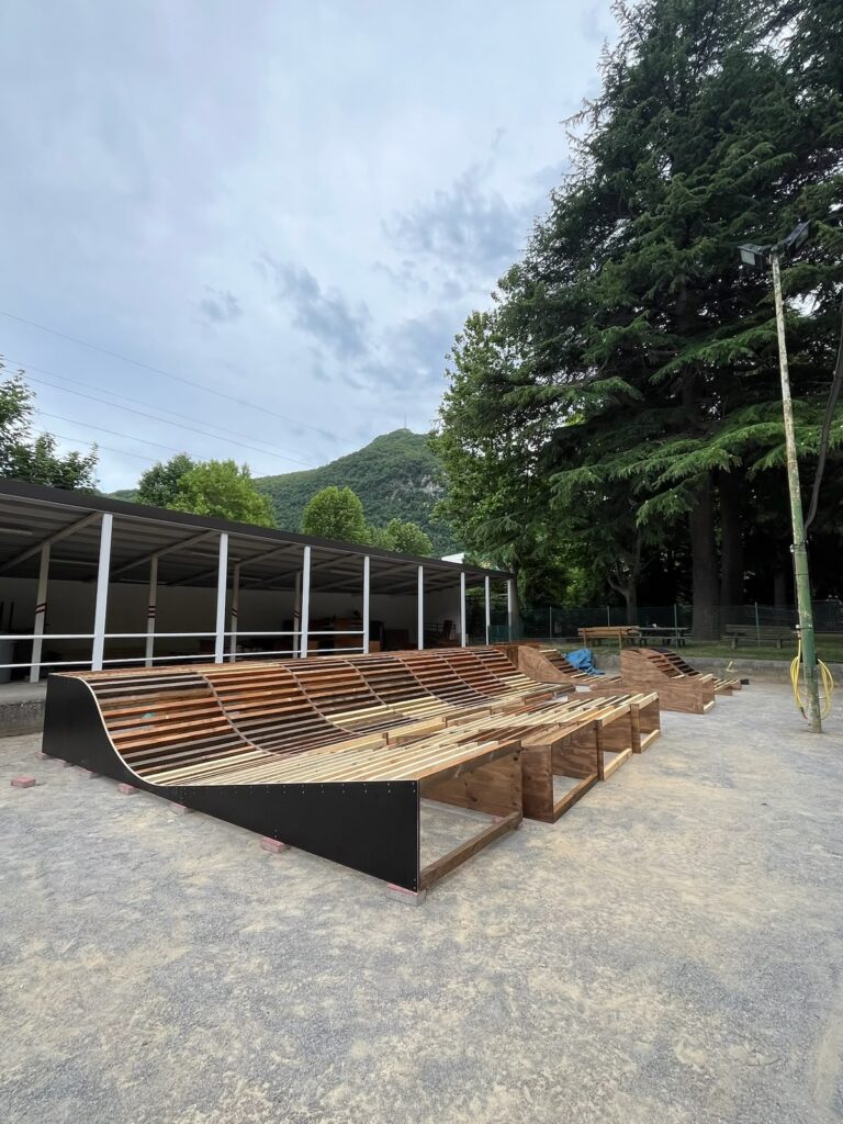 Costruzione della wave ramp di Surfskate Valley a Garessio